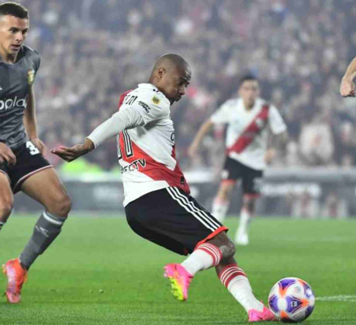 FECHADO COM O FLAMENGO, DE LA CRUZ É EXALTADO POR JORNAIS ARGENTINOS EM SUA DESPEDIDA DO RIVER PLATE